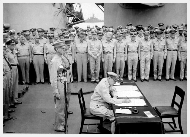 Douglas MacArthur signs formal surrender of Japan (1945)