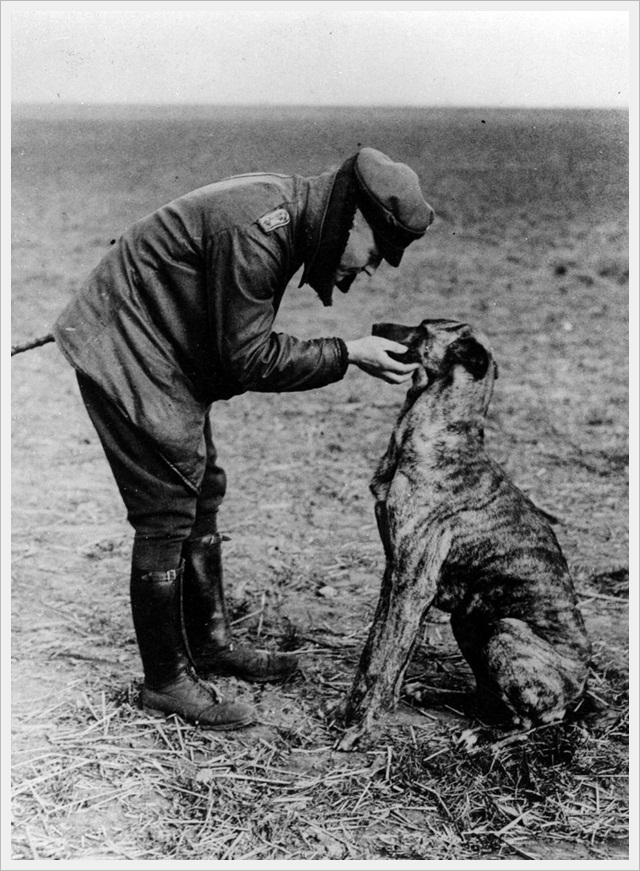 German flying ace, 'The Red Baron' and his dog (1916)