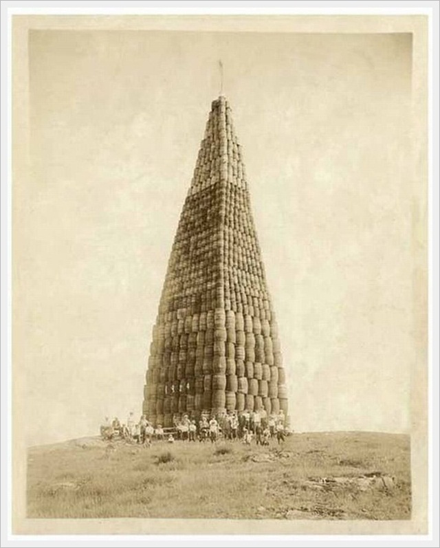 Prohibition- Alcohol barrels to be burned (1924)